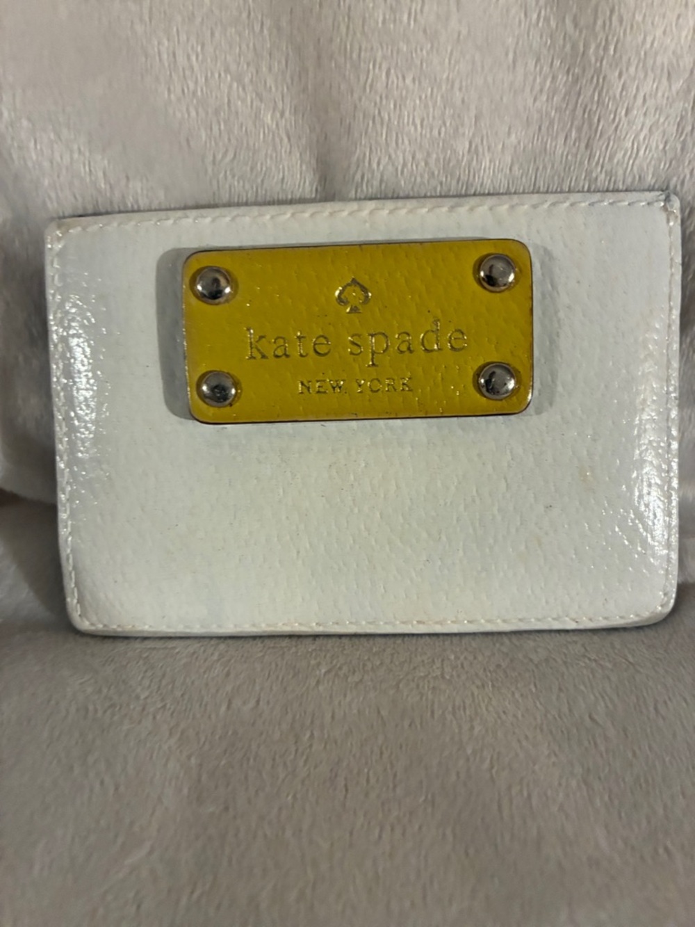 kate spade White Card Wallet with Yellow Logo Plate VGUC